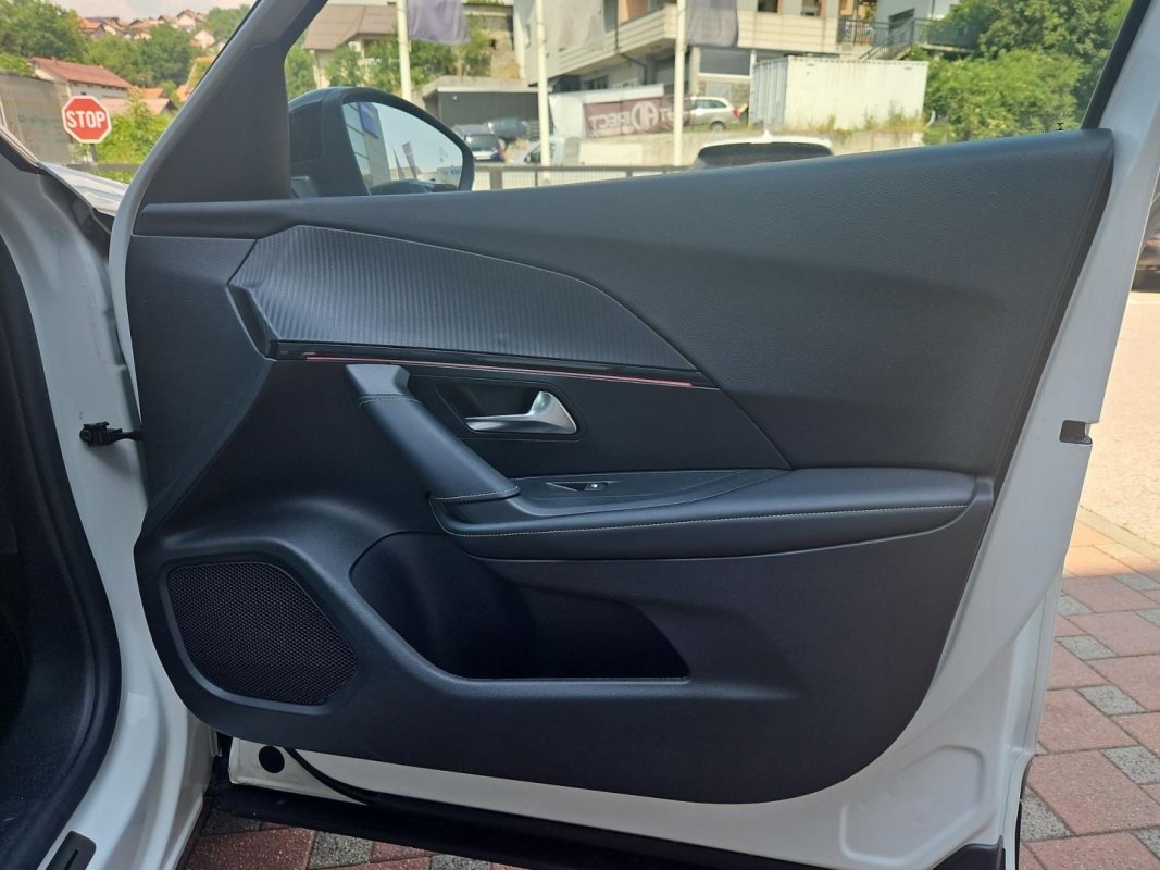 Automobil