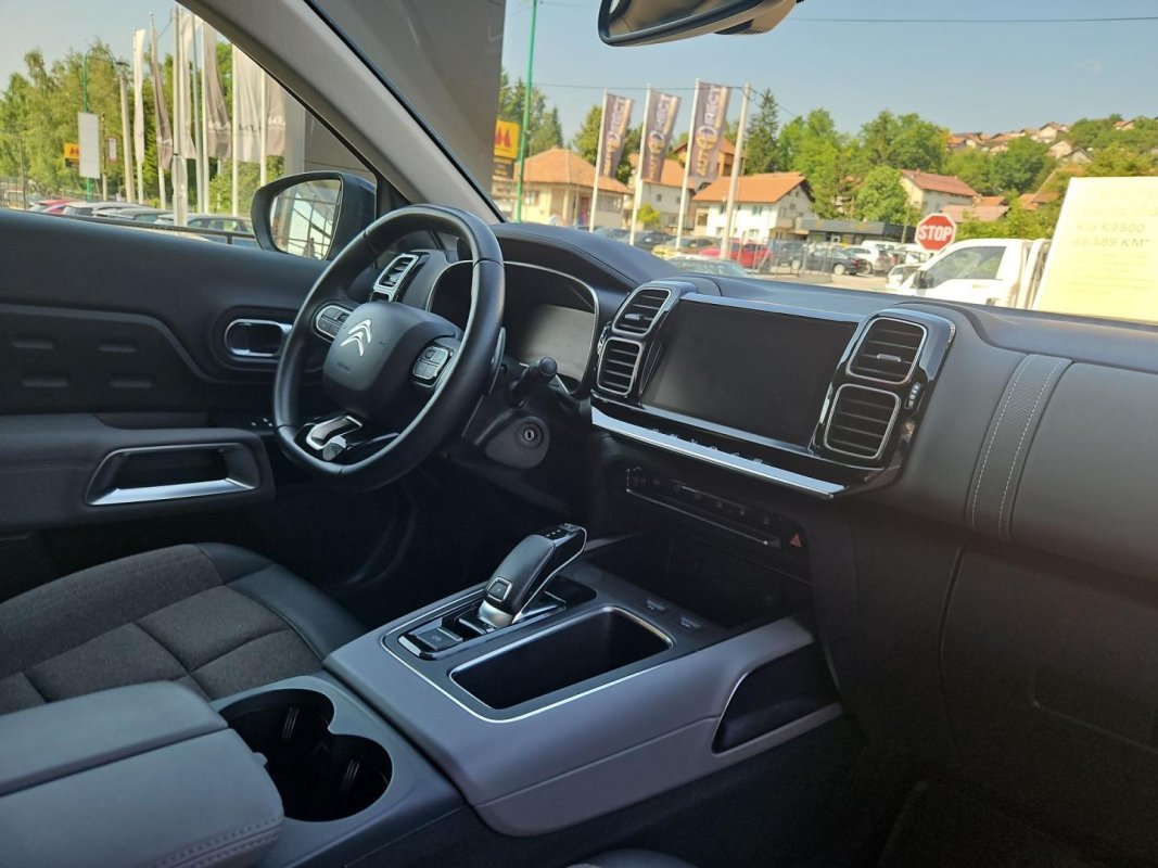 Automobil