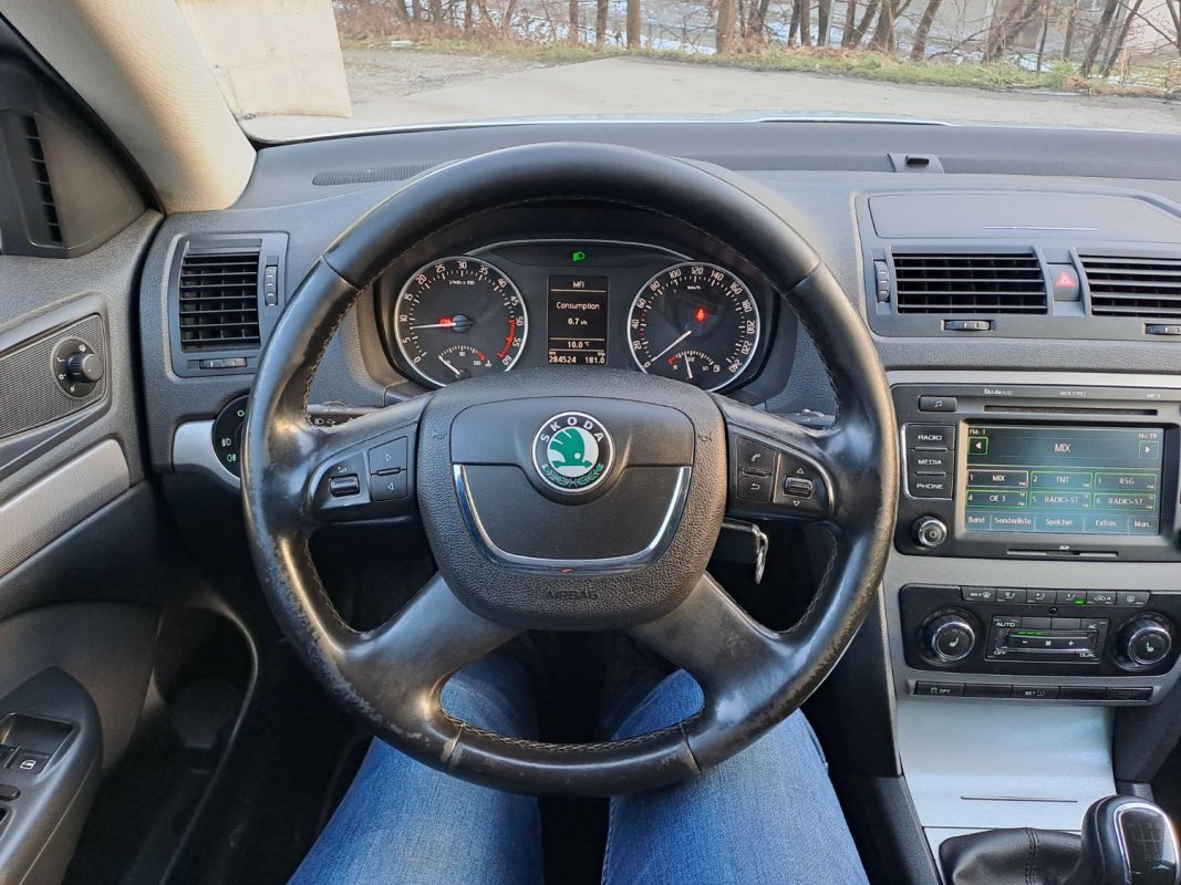 Automobil
