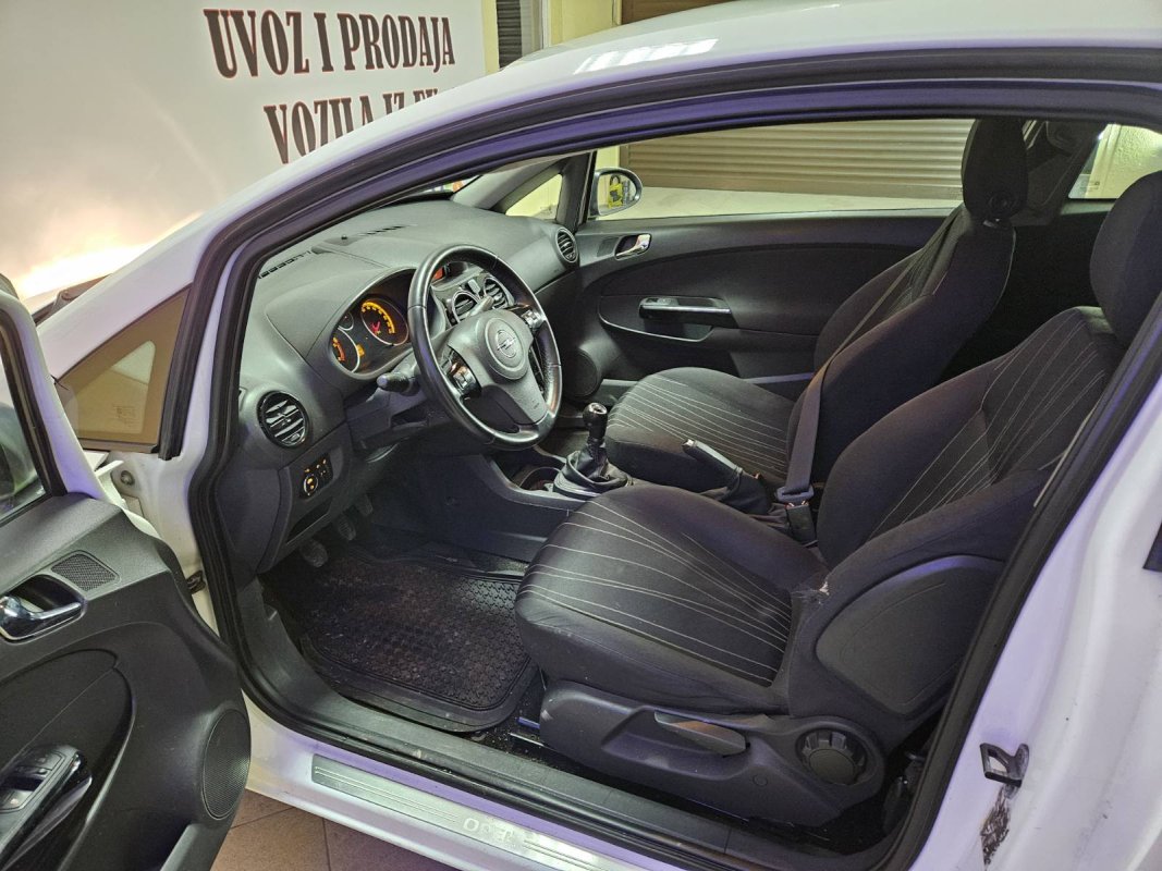 Automobil