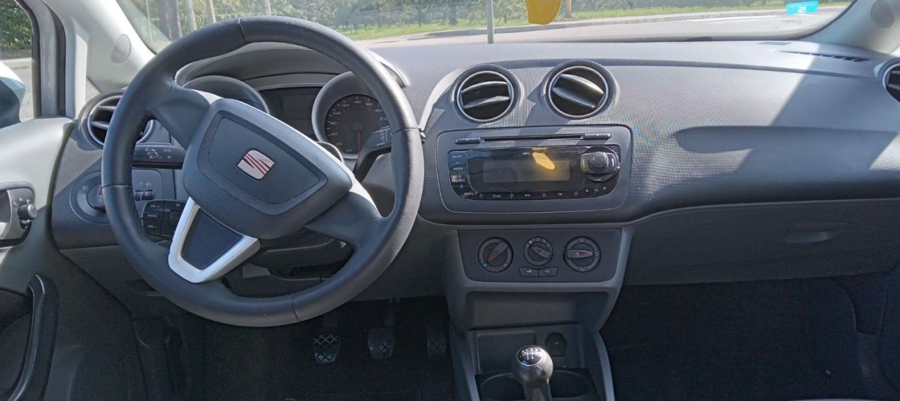Automobil
