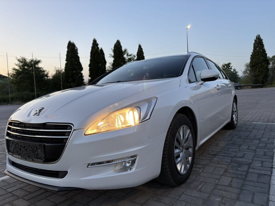 Automobil