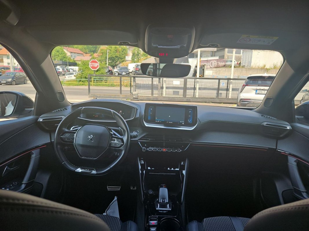 Automobil