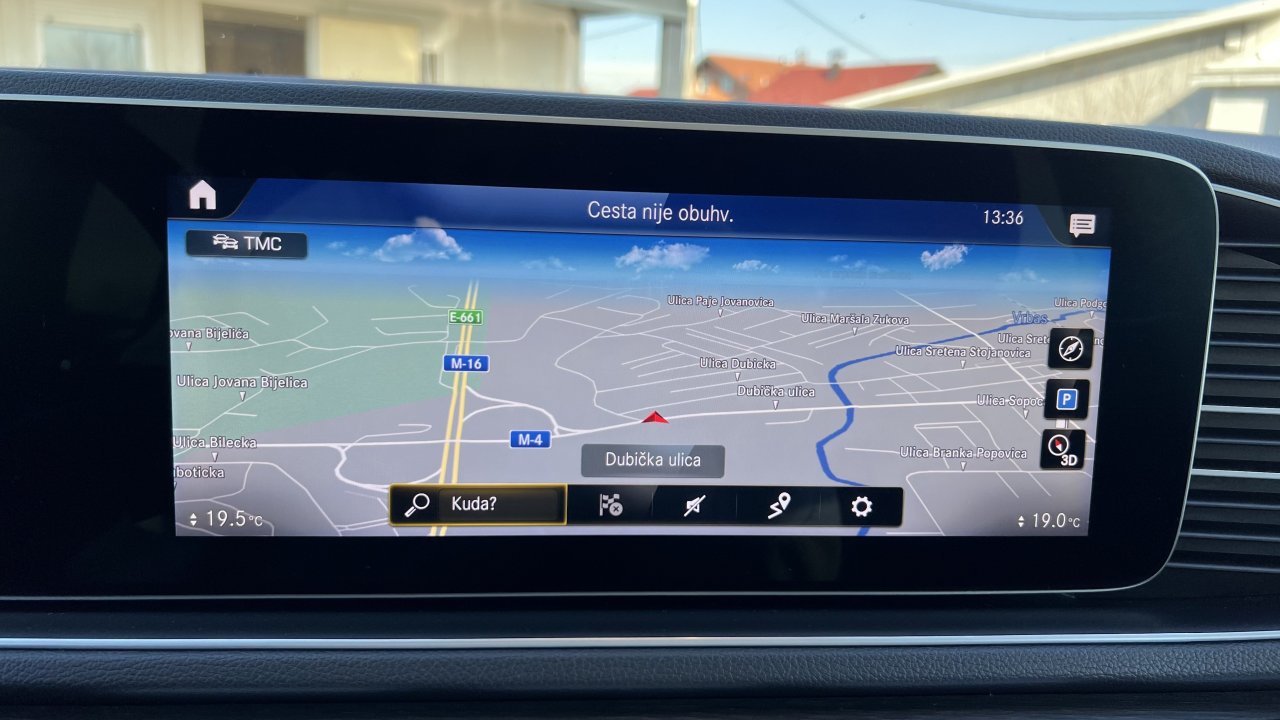 Automobil