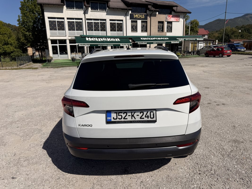 Automobil