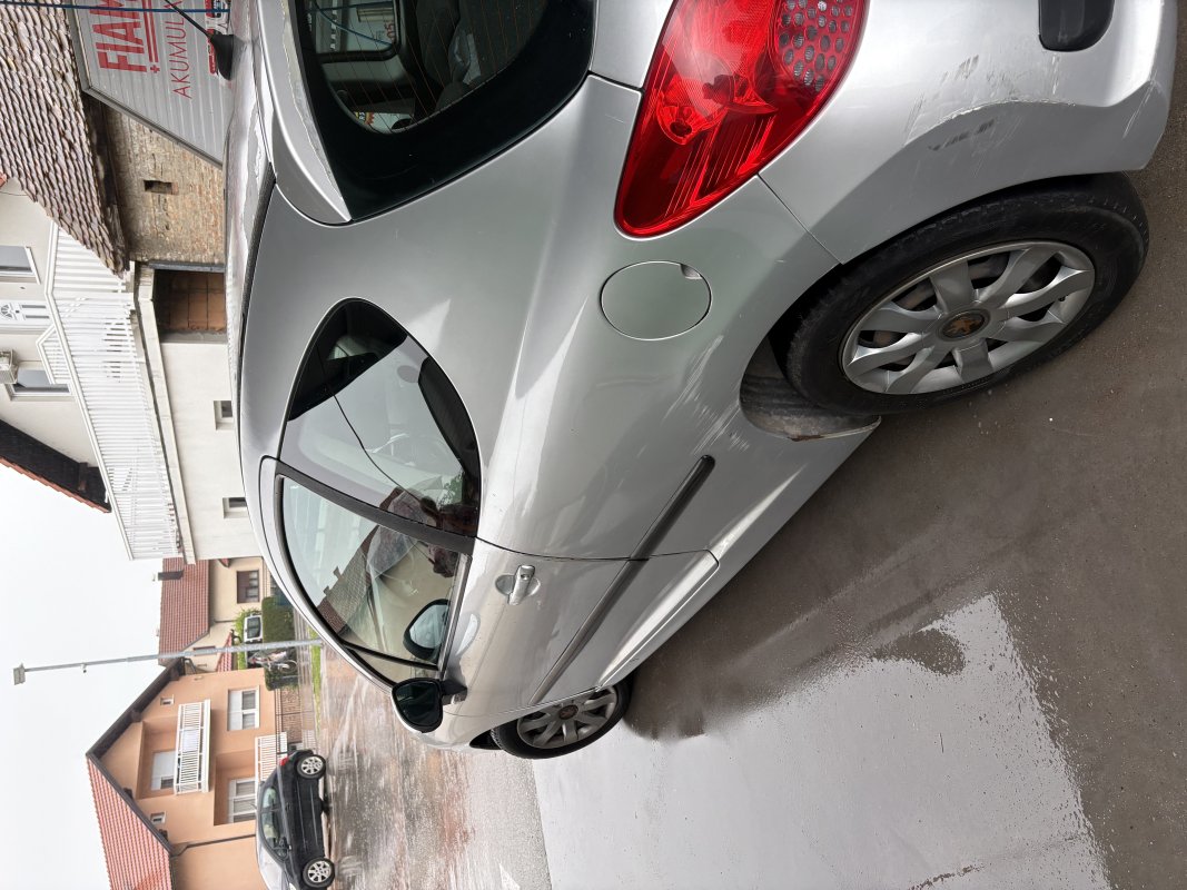 Automobil