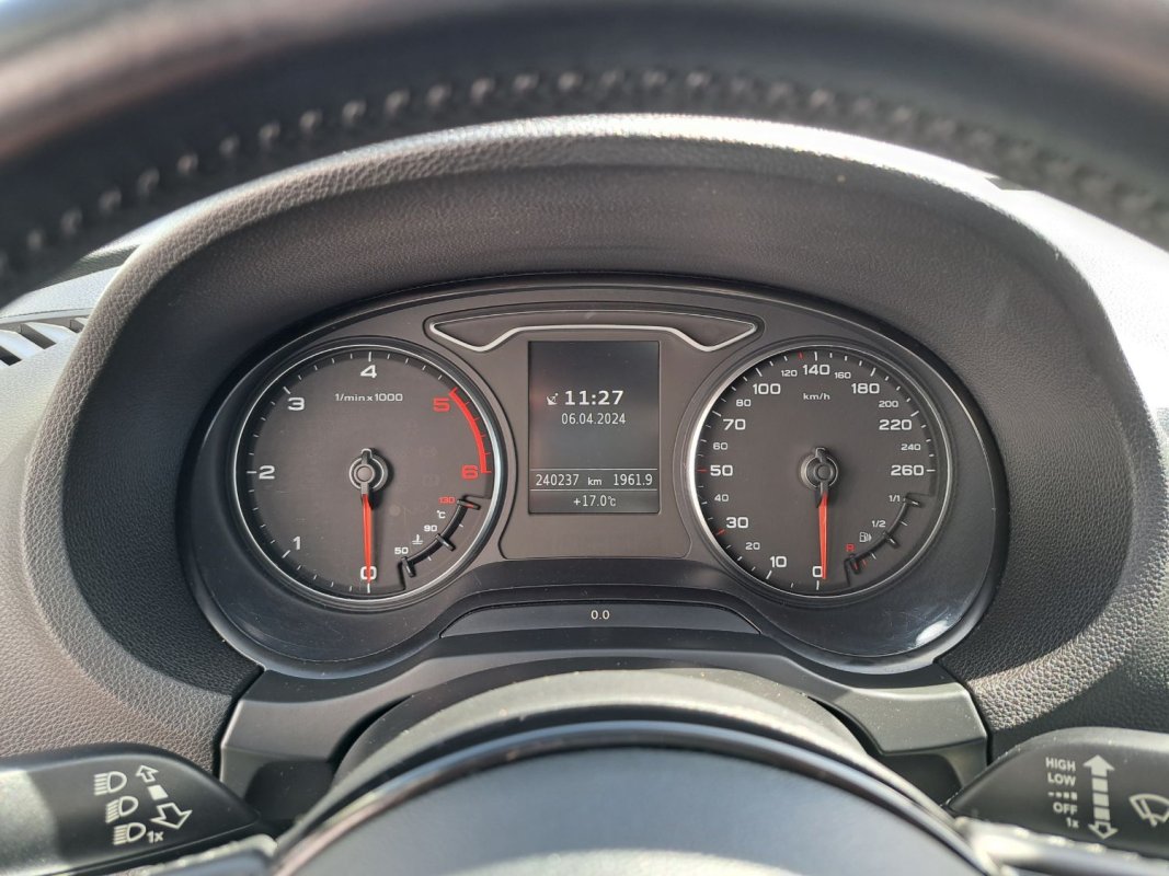 Automobil