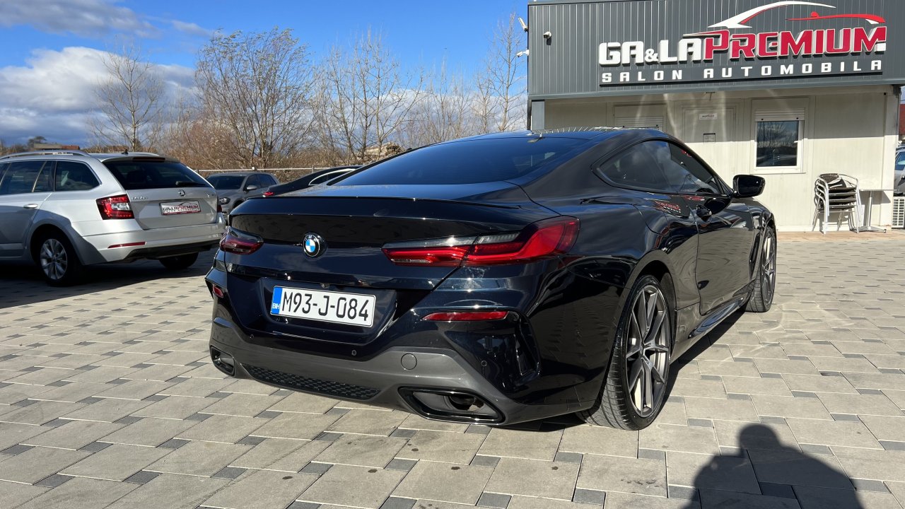 Automobil