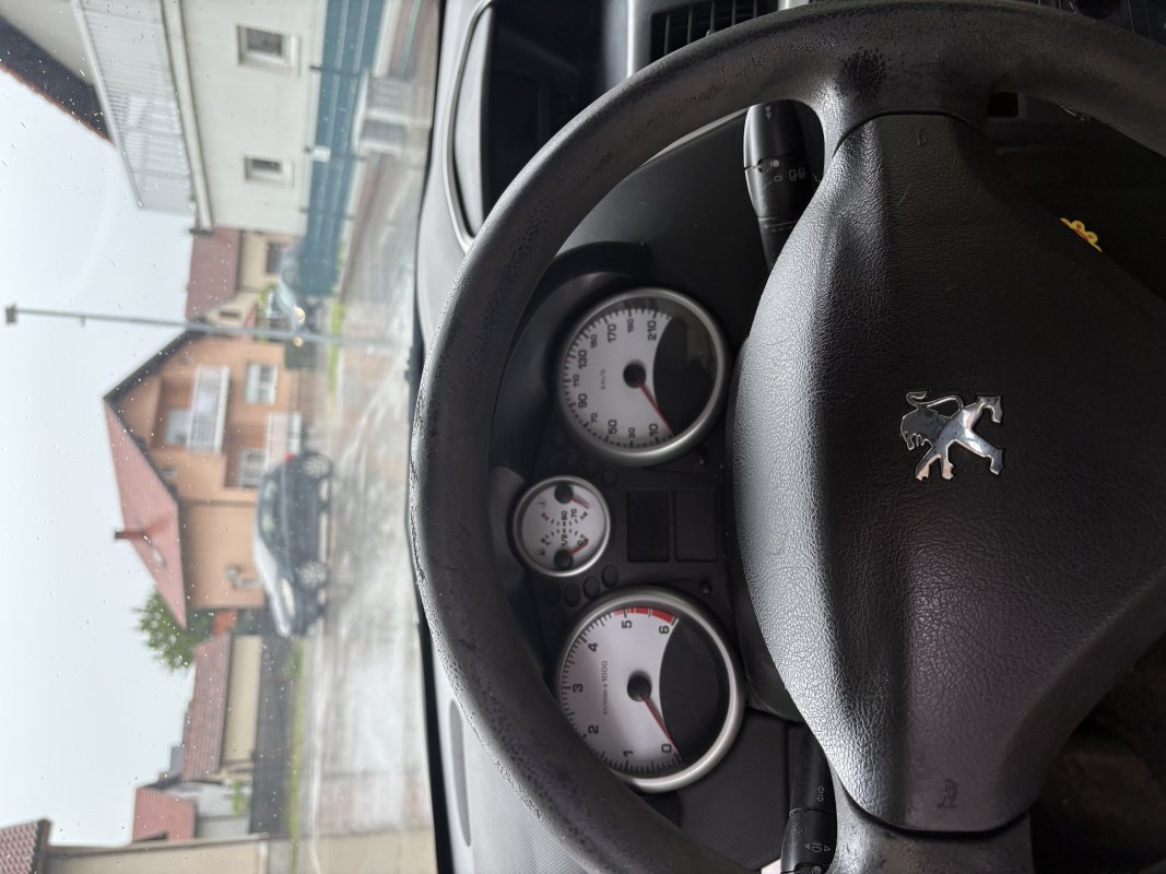 Automobil