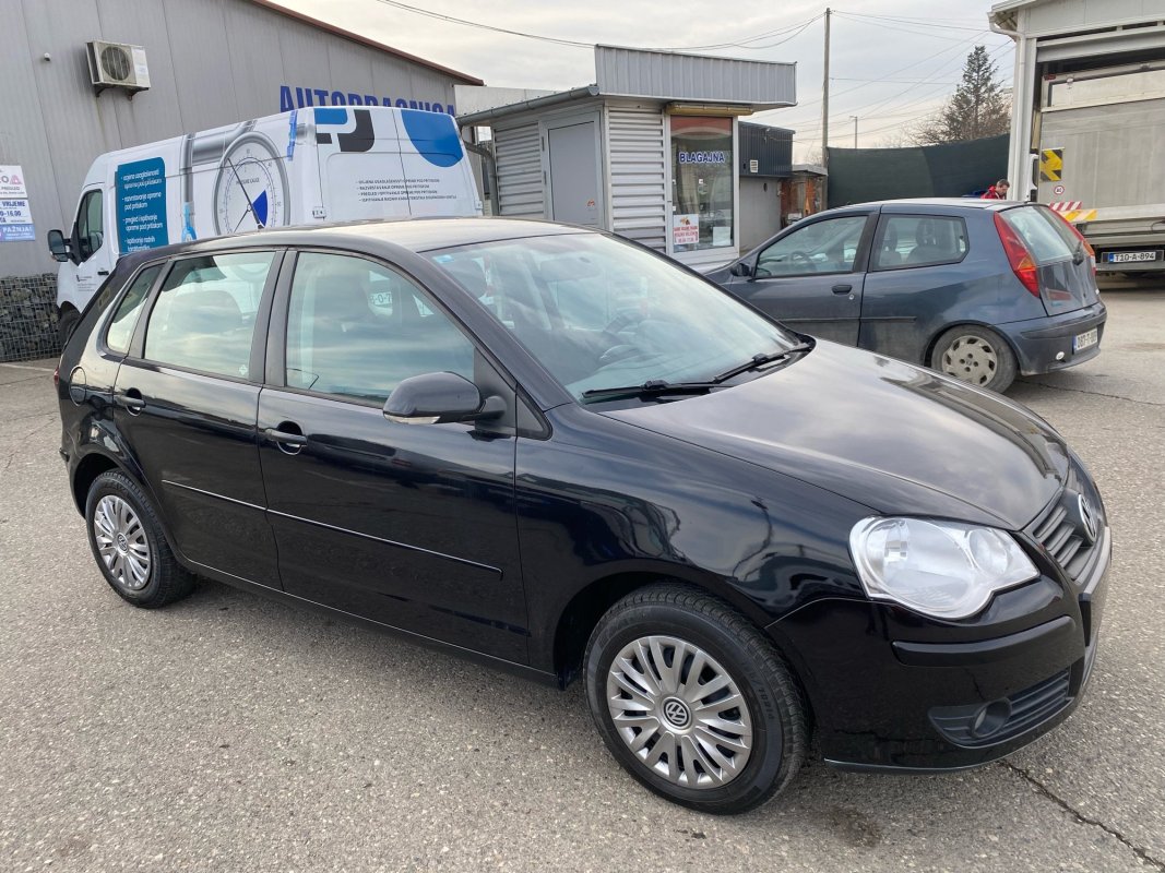 Automobil