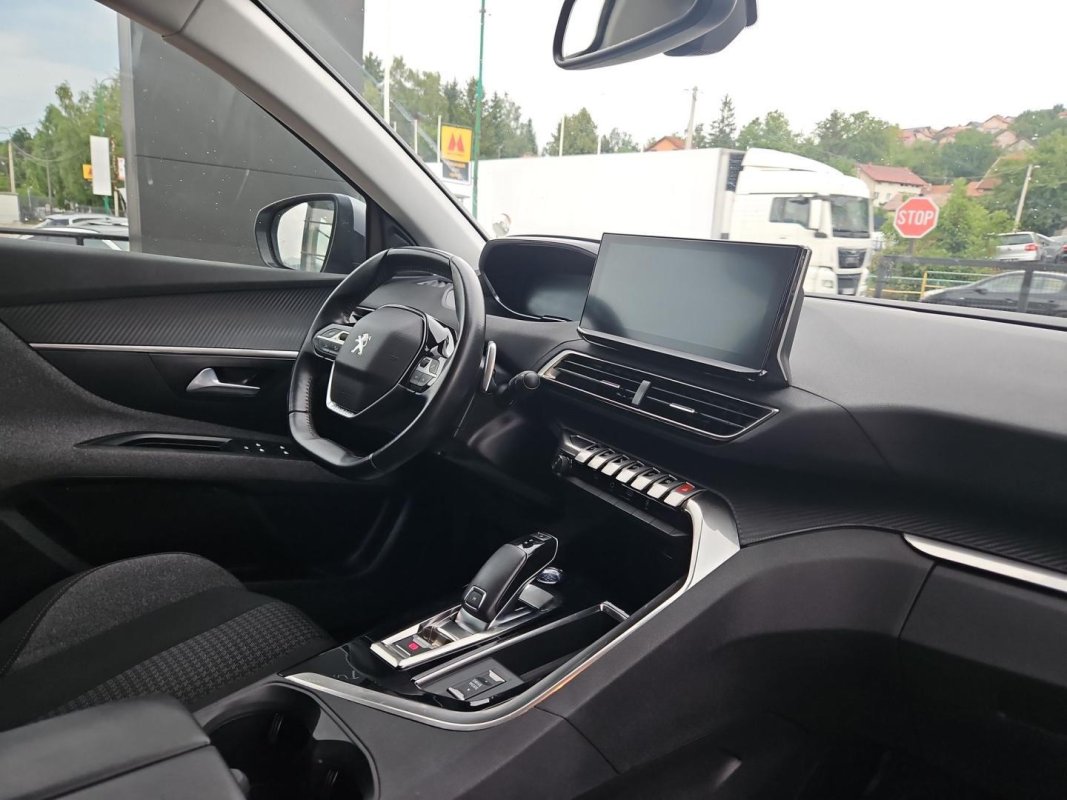 Automobil