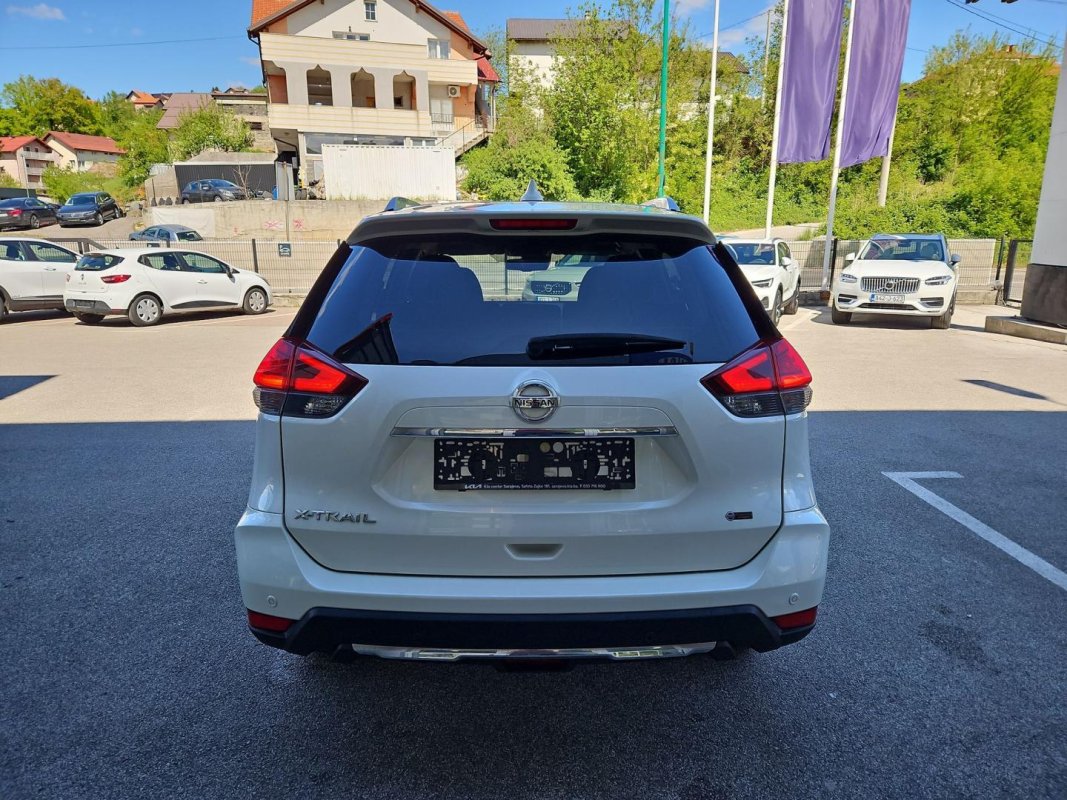 Automobil