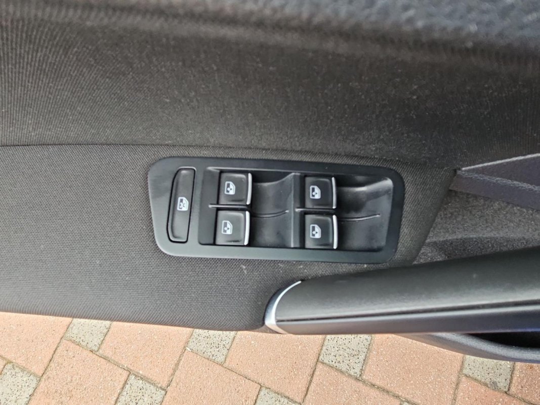 Automobil