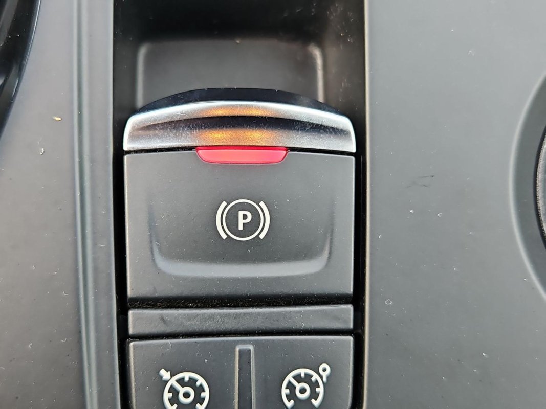 Automobil