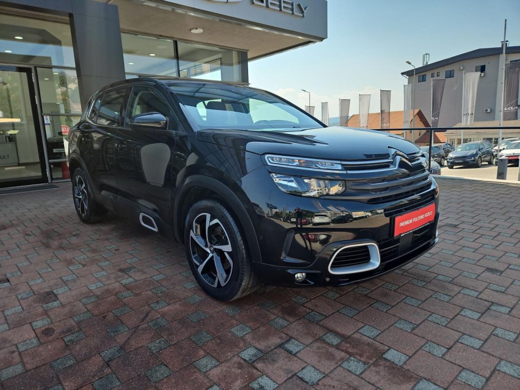 Automobil