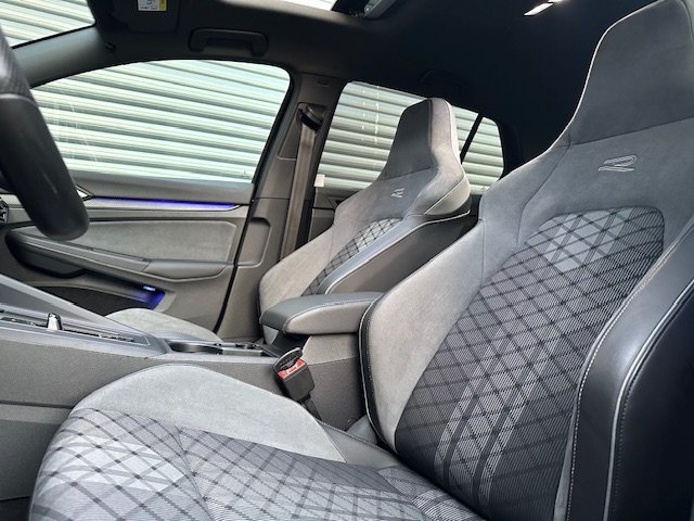 Automobil