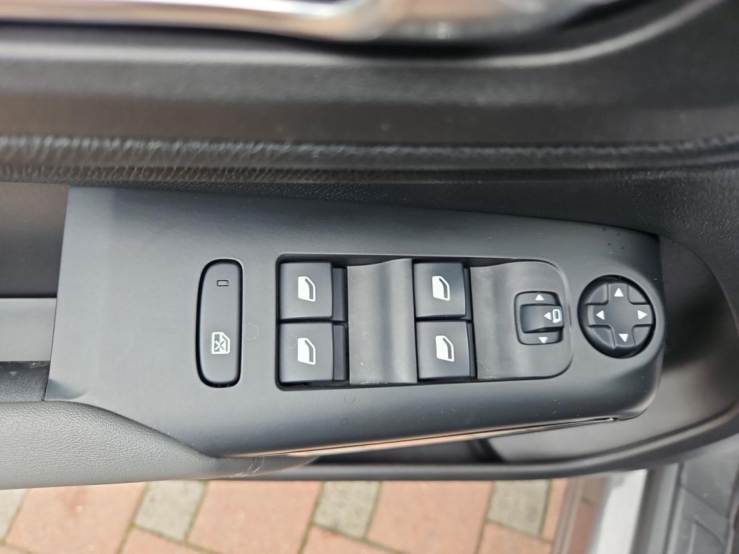 Automobil