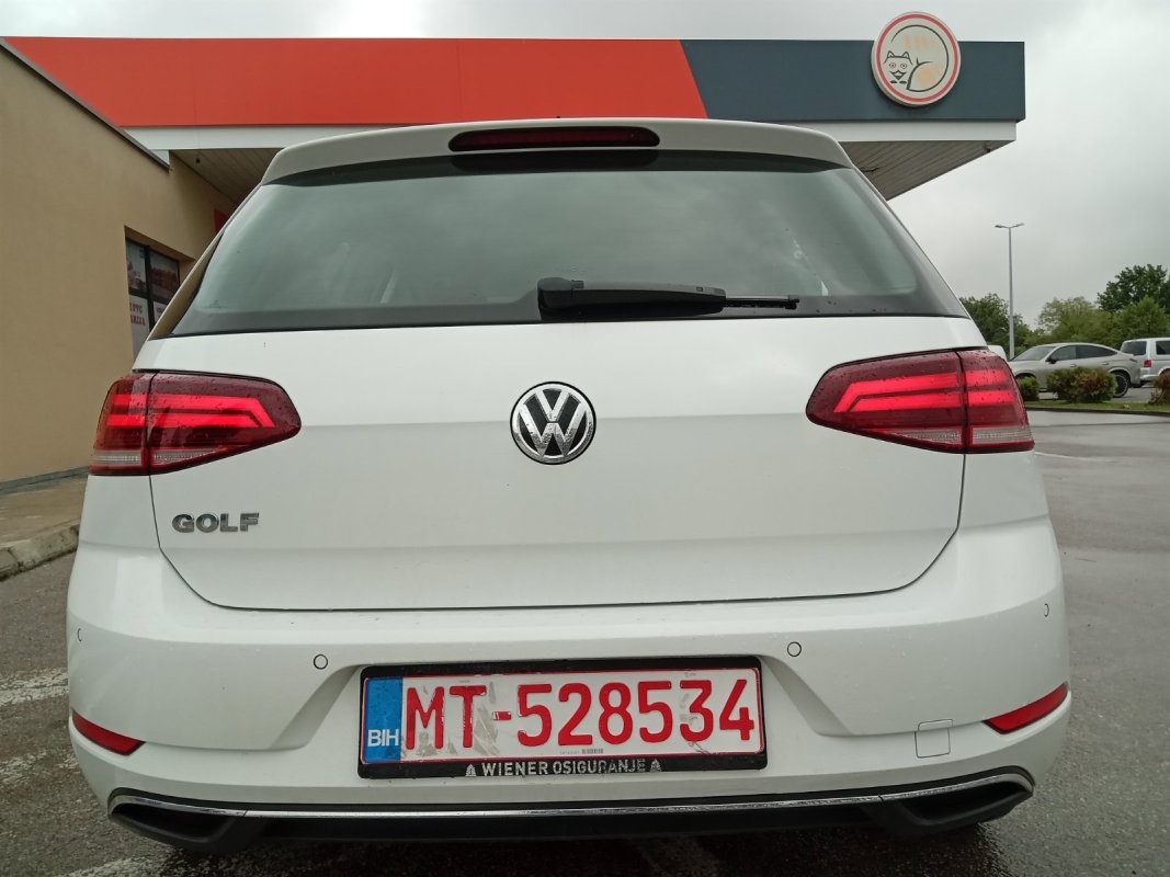 Automobil