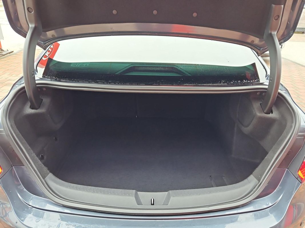 Automobil