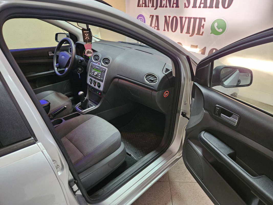Automobil