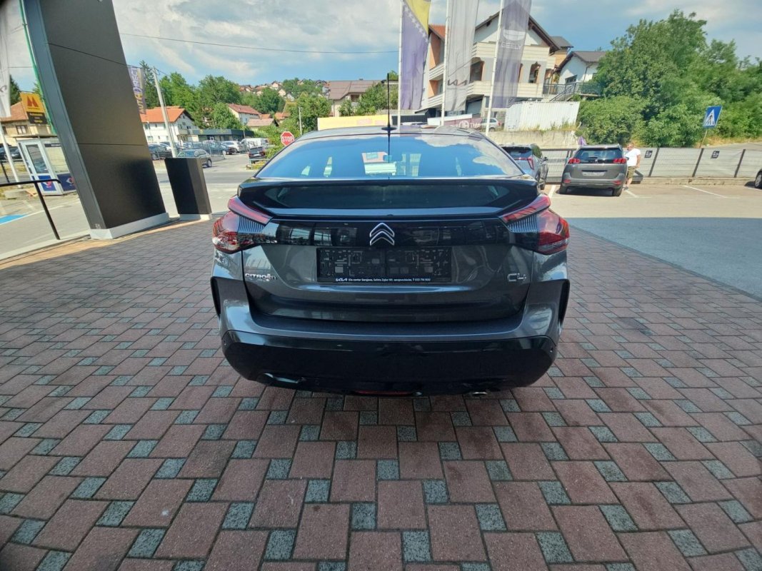 Automobil
