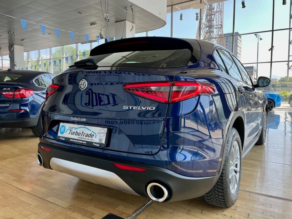 Automobil