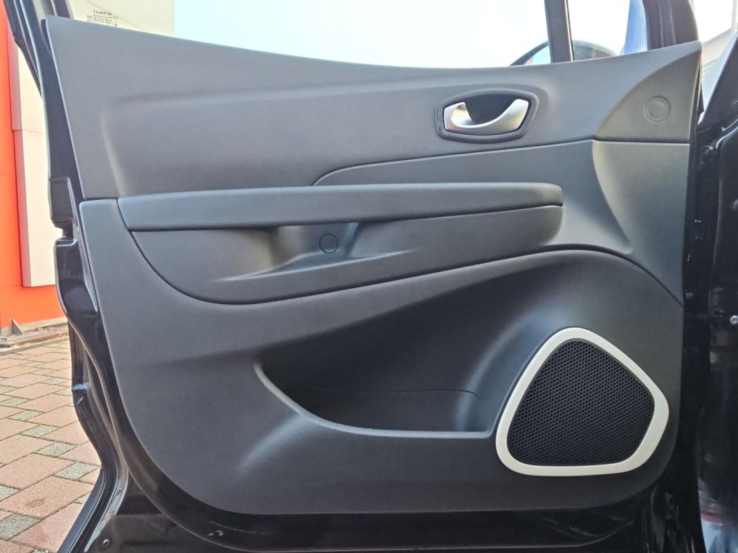 Automobil