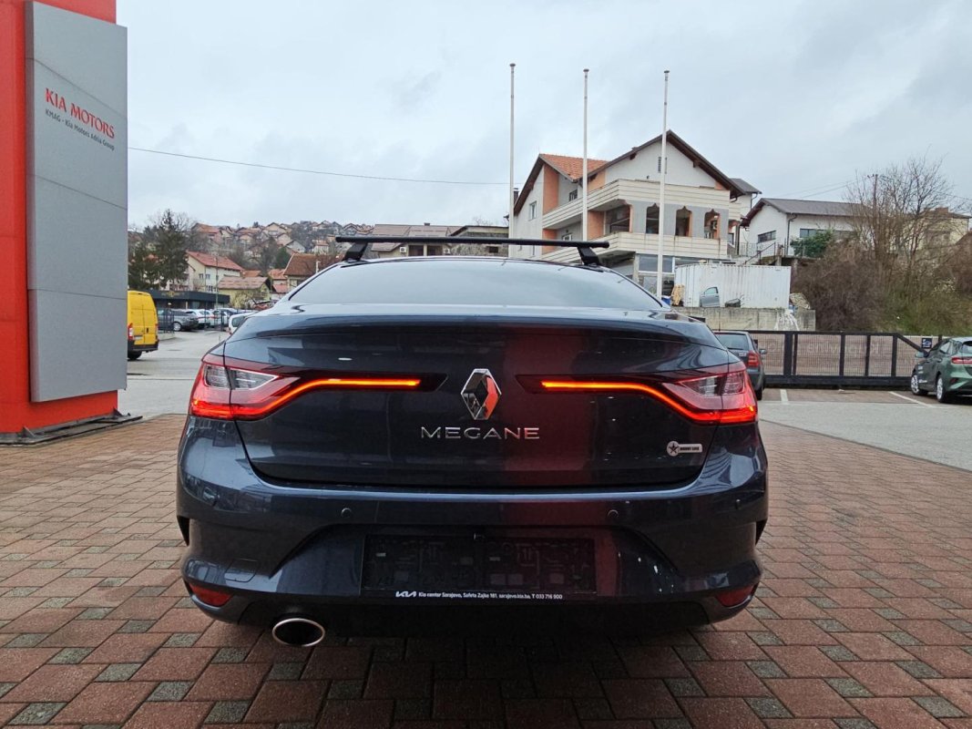 Automobil