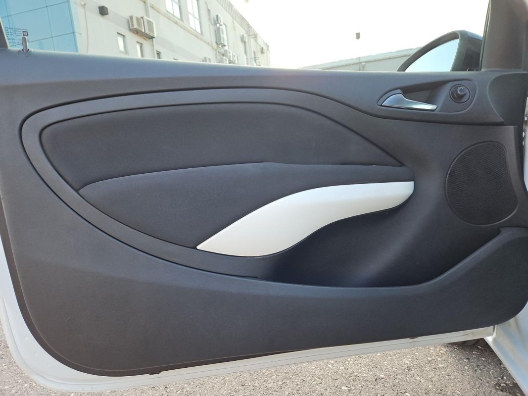 Automobil
