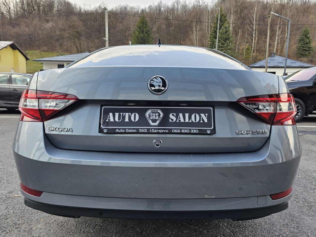 Automobil