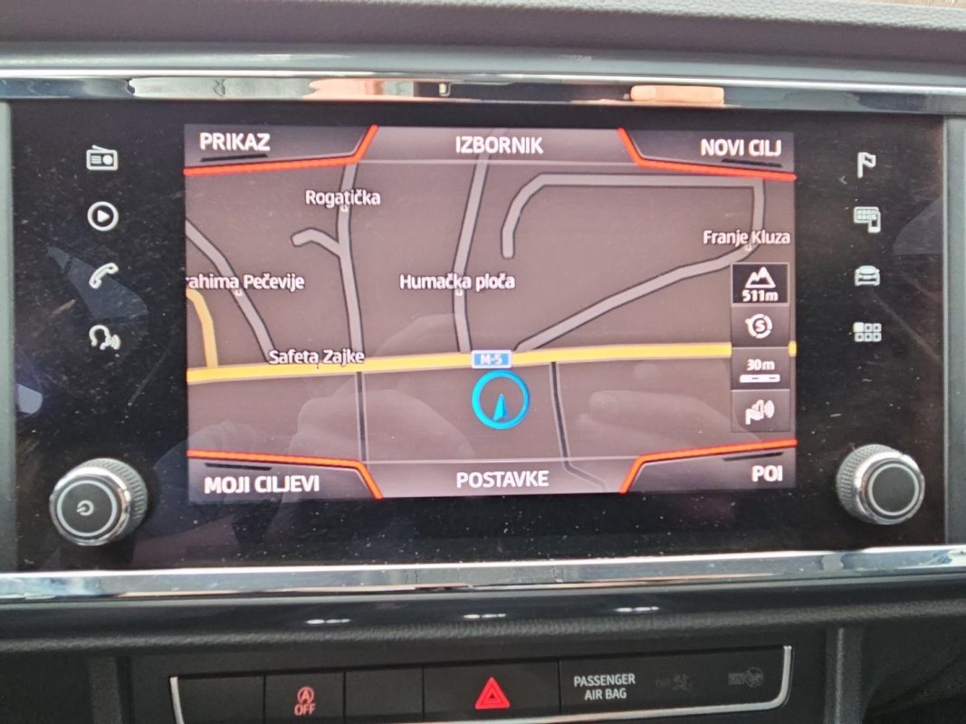 Automobil