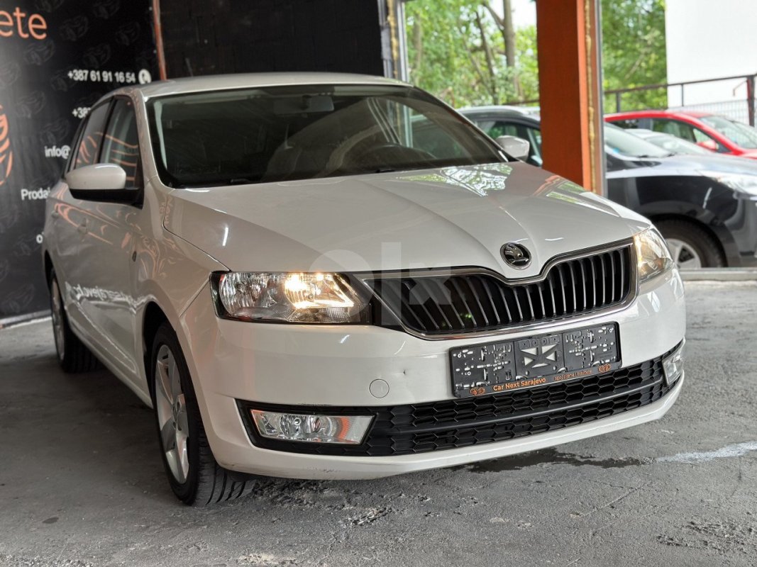 Automobil