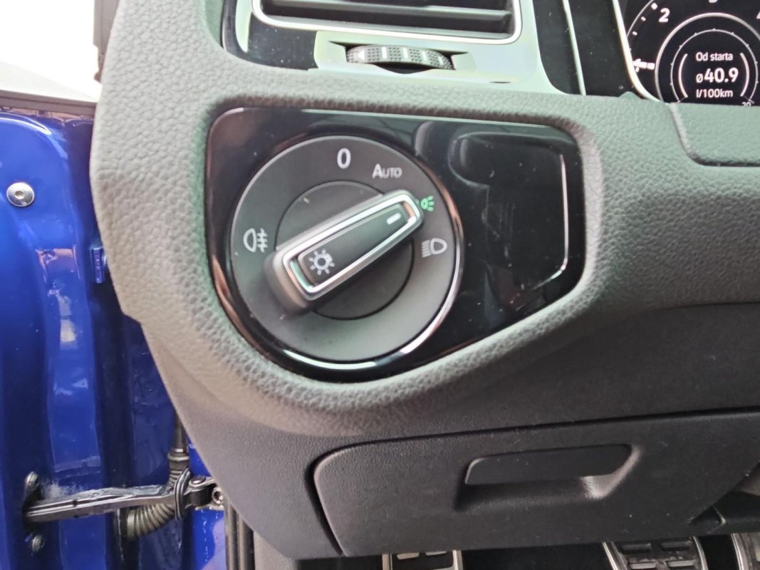 Automobil