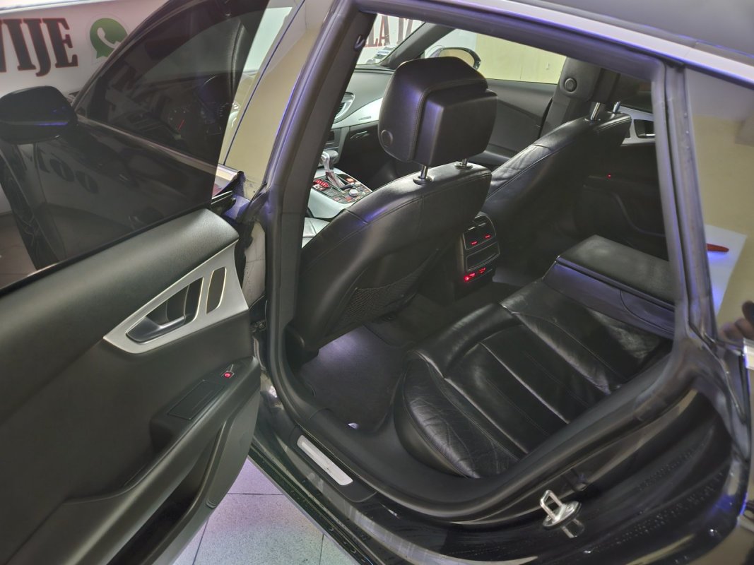 Automobil