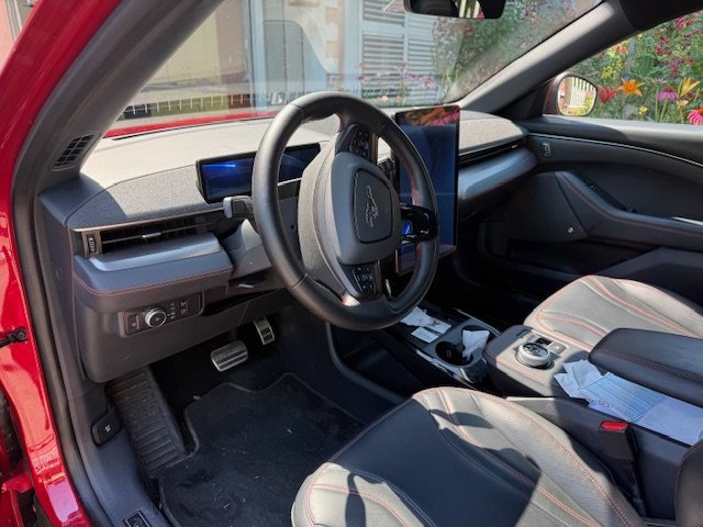 Automobil