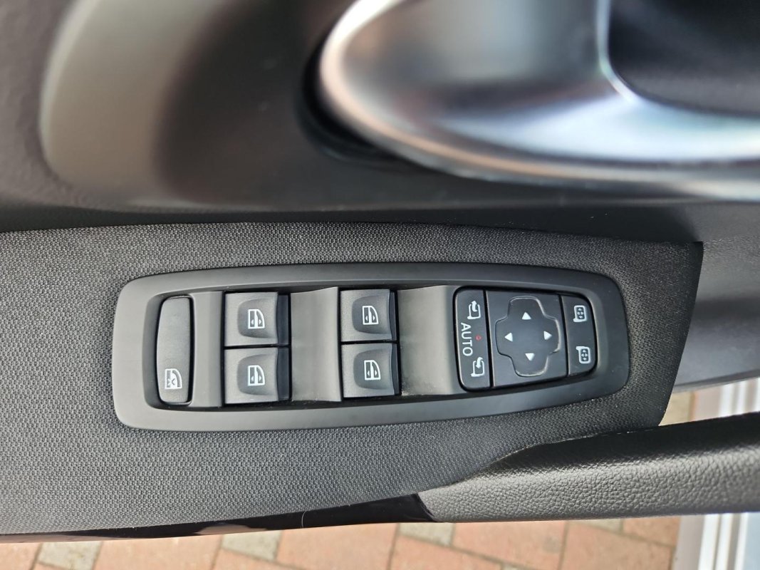 Automobil