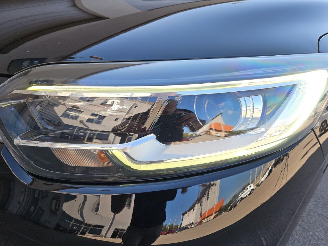 Automobil