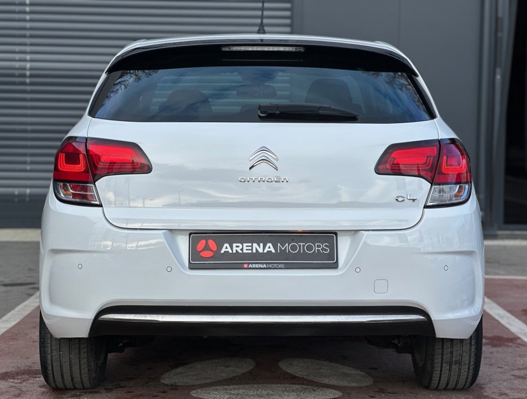 Automobil