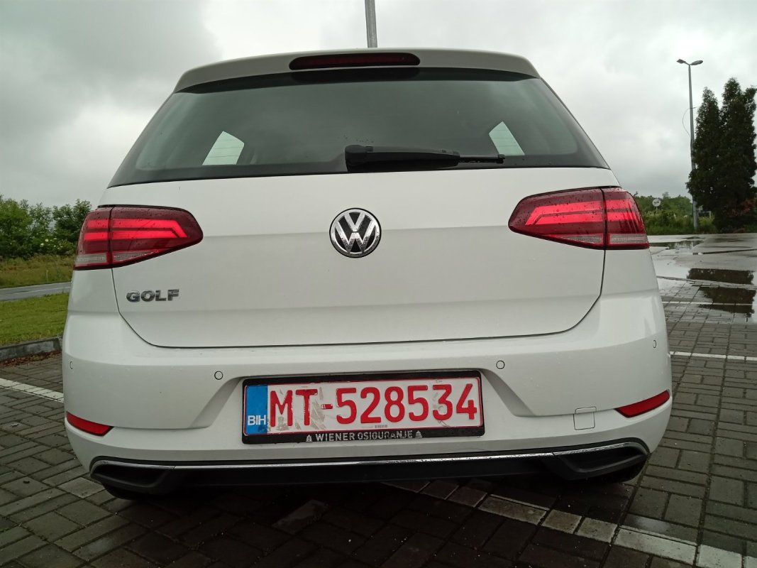 Automobil