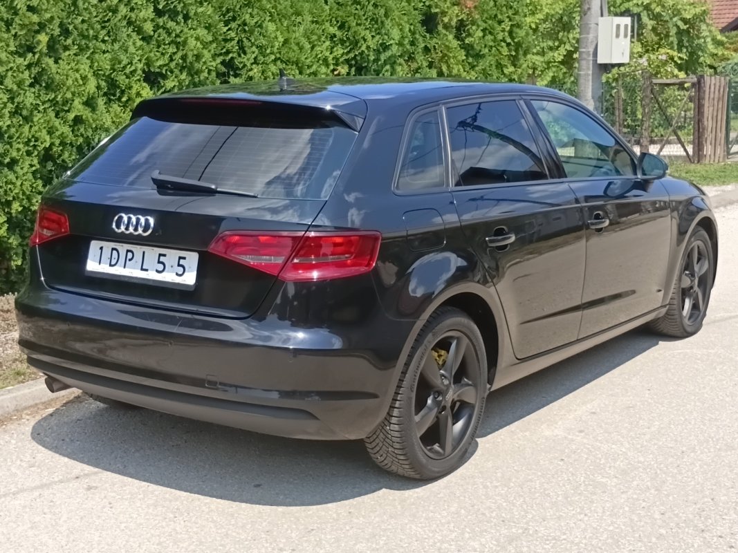 Automobil