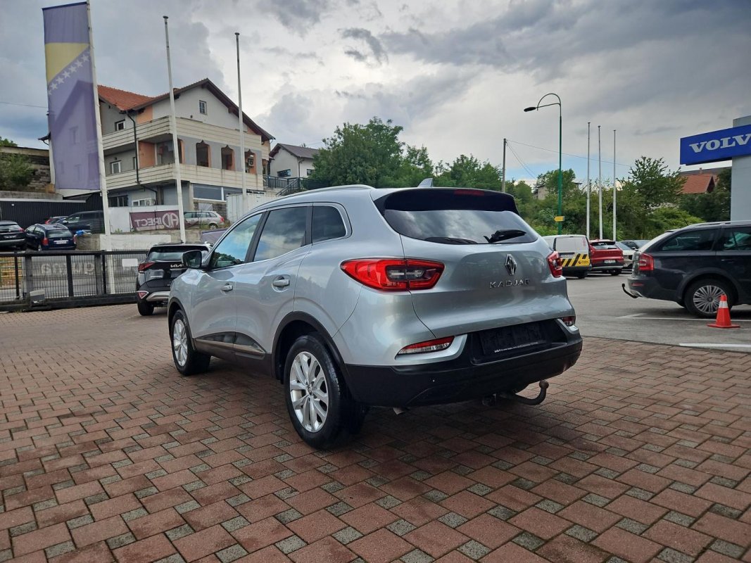 Automobil