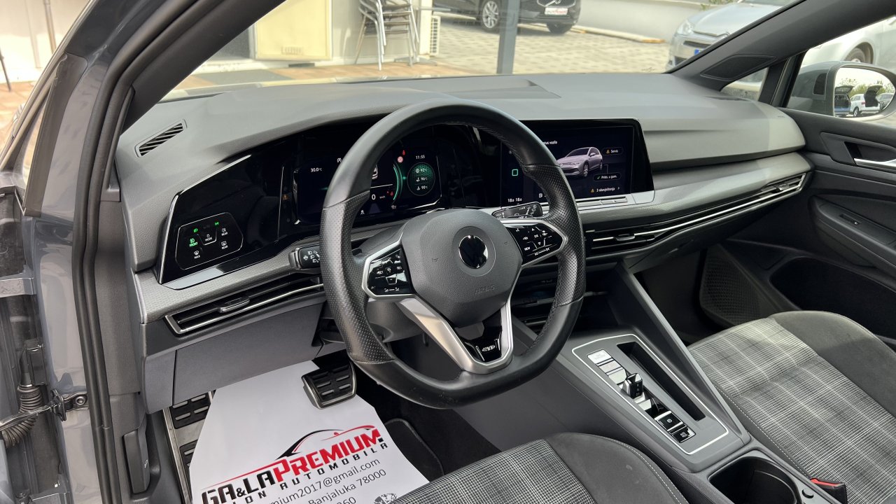 Automobil