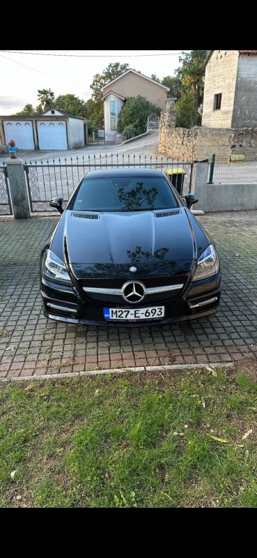 Automobil