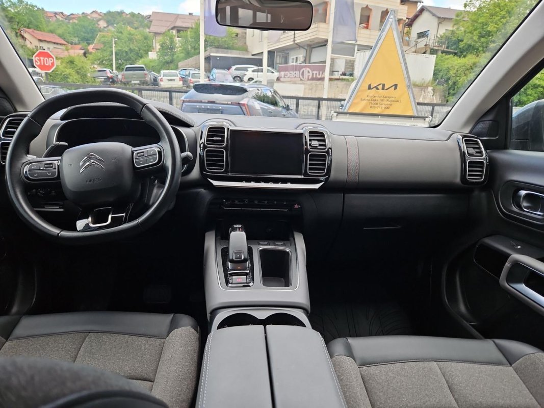 Automobil