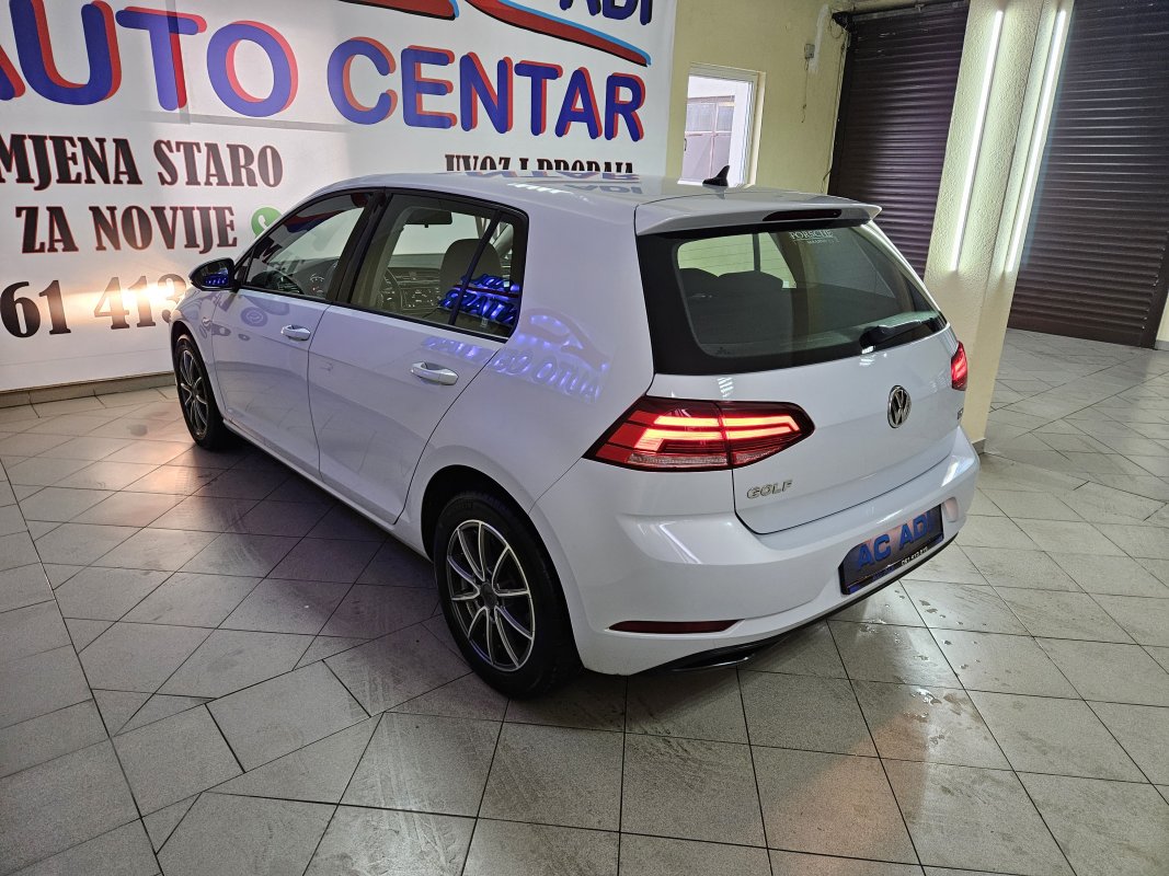 Automobil