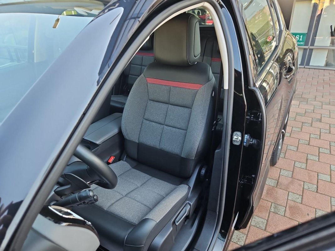 Automobil