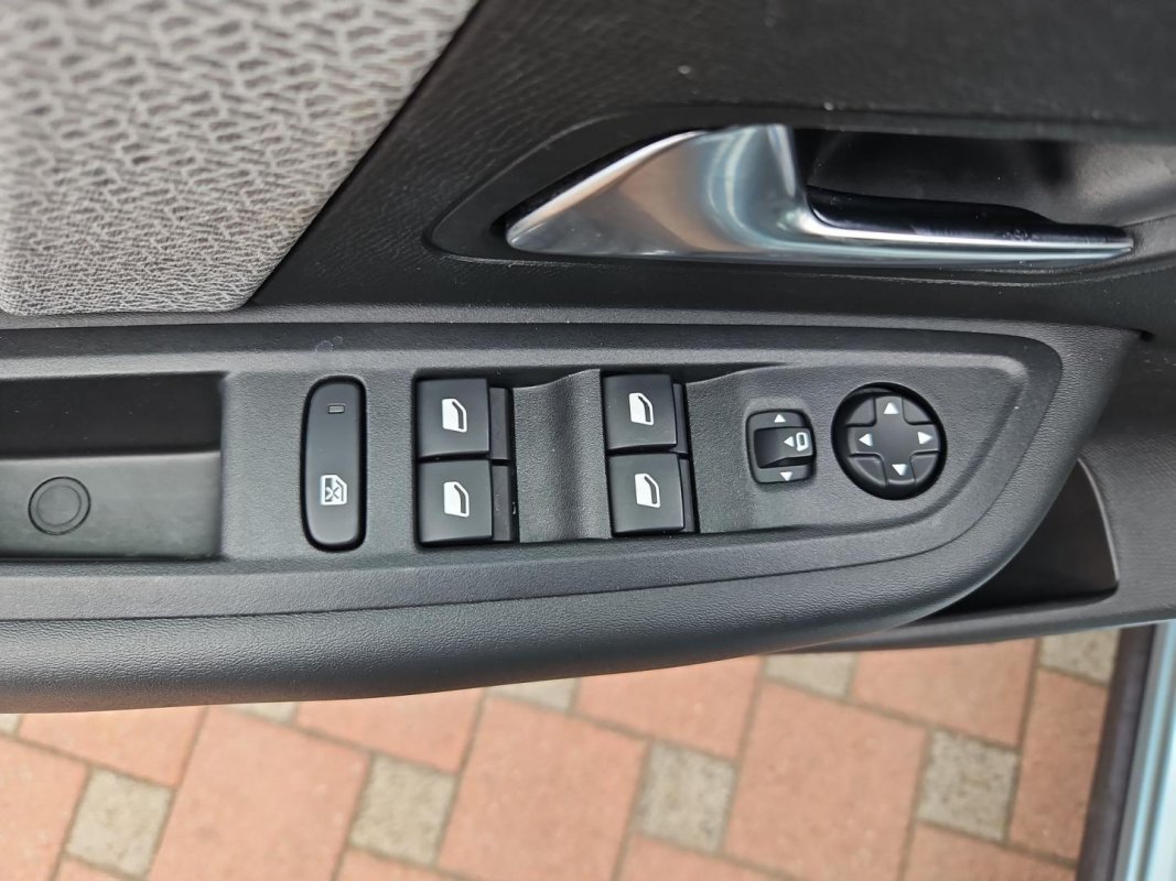 Automobil