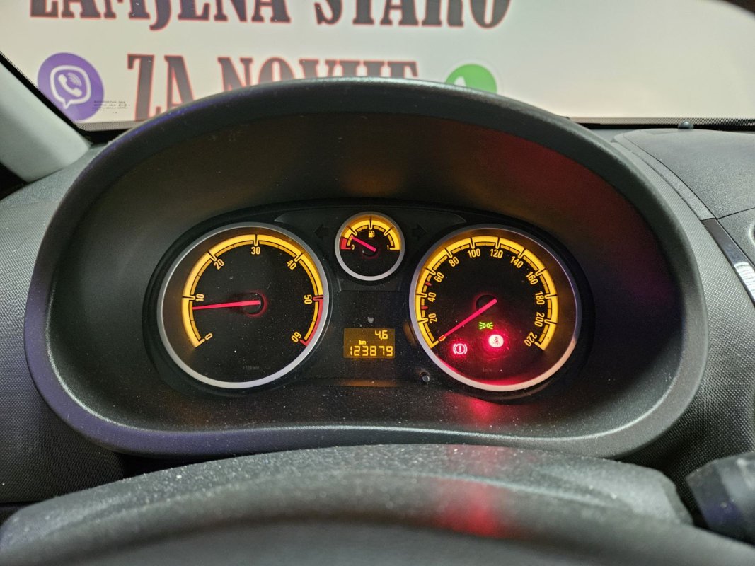 Automobil