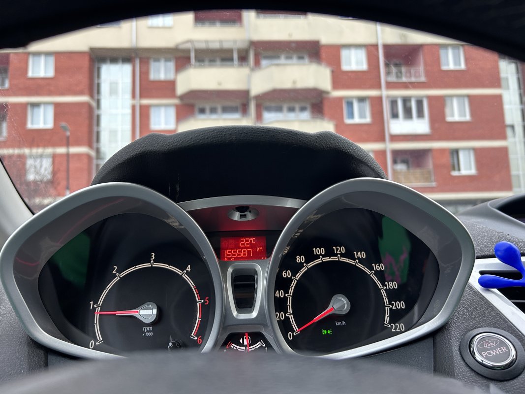 Automobil