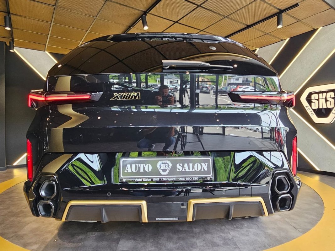Automobil